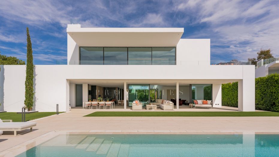 Ultraluxe moderne villa met ongelofelijk uitzicht en op loopafstand van het strand, aan de Golden Mile