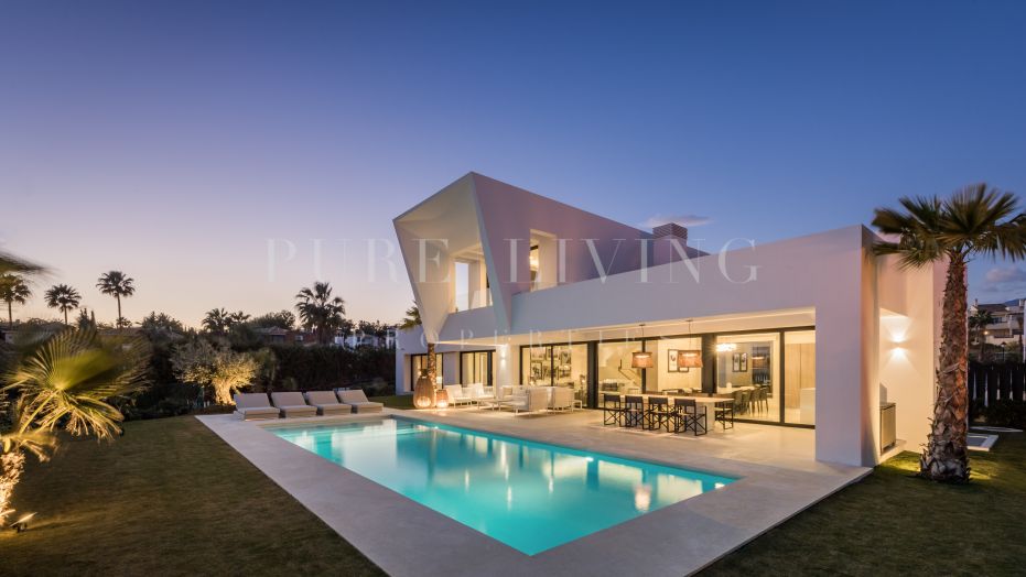 Villa contemporaine de quatre chambres à coucher près de la plage dans le nouveau Golden Mile, à Estepona.