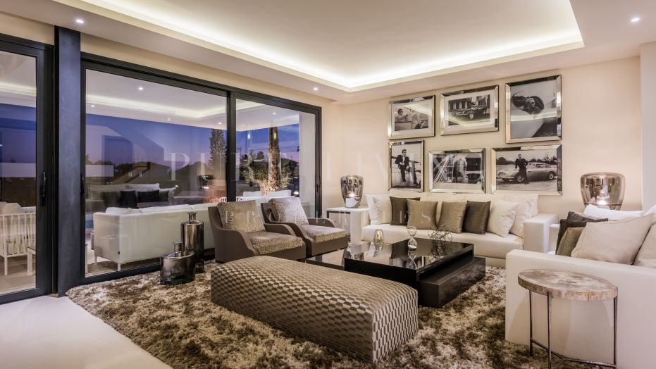 Villa contemporánea de cuatro dormitorios cerca de la playa en Nueva Milla de Oro, Estepona