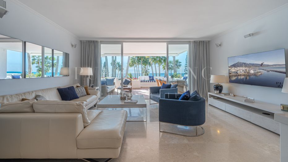 Superbe appartement de trois chambres à coucher offrant une vue imprenable sur la mer.