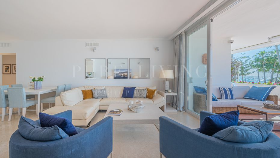 Superbe appartement de trois chambres à coucher offrant une vue imprenable sur la mer.