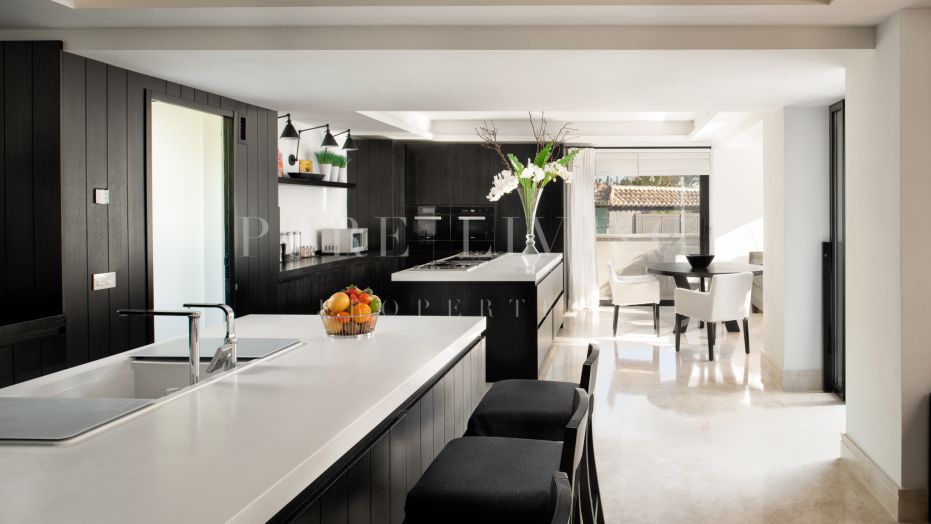 Outstanding 7-bedroom Villa, Front line Golf in Nueva Andalucia.