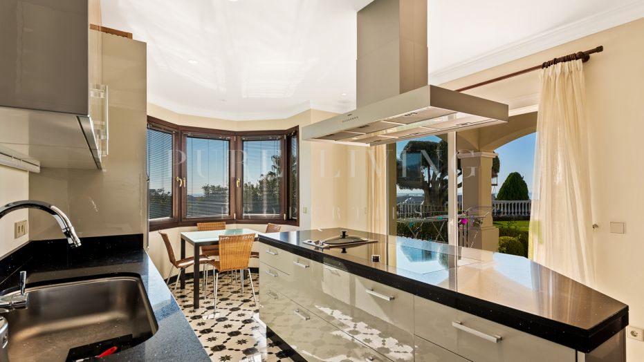 Klassieke villa met vijf slaapkamers en prachtig panoramisch uitzicht in La Alqueria, Benahavis