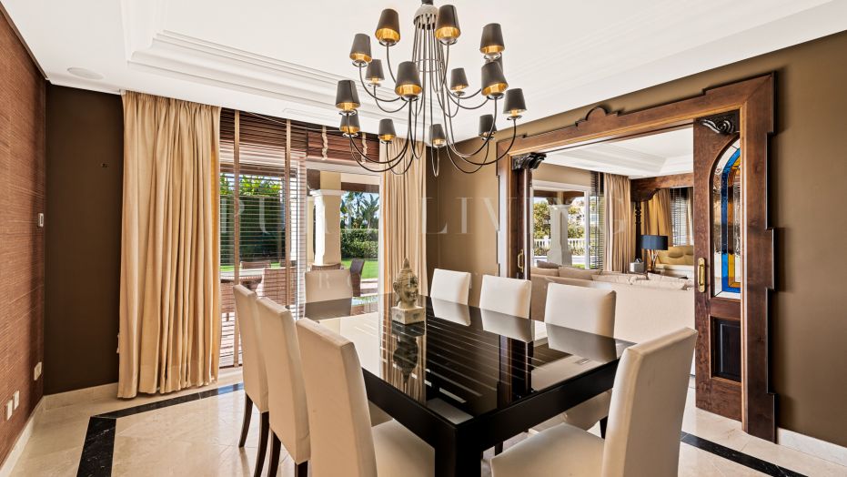 Klassieke villa met vijf slaapkamers en prachtig panoramisch uitzicht in La Alqueria, Benahavis