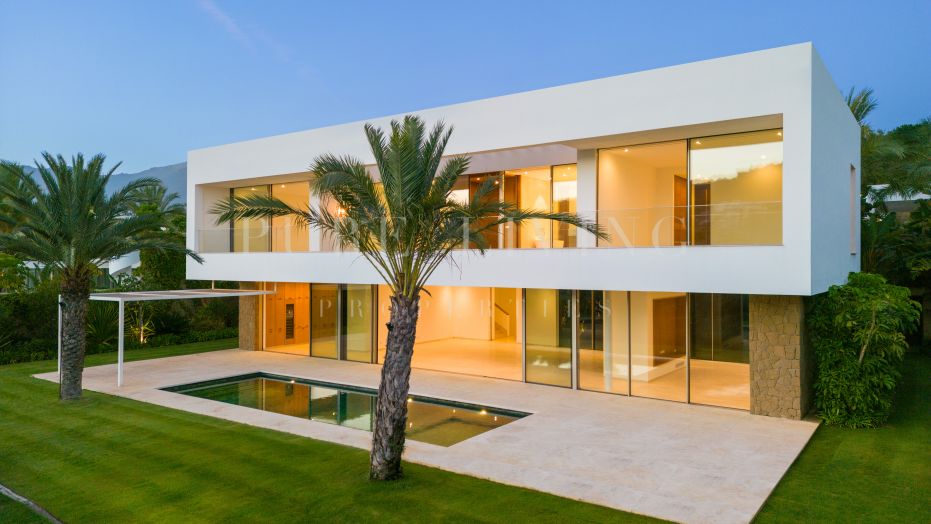 Sublieme moderne villa met vijf slaapkamers en prachtig uitzicht over de golfbaan en de Middellandse Zee in Finca Cortesin, Casares.