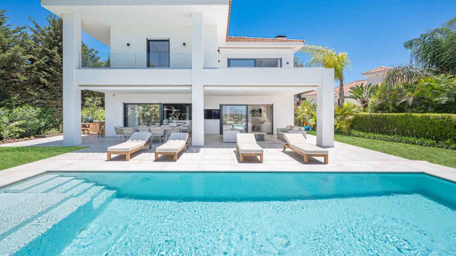 Splendide villa de quatre chambres à Artola Alta avec une vue fantastique sur la mer.