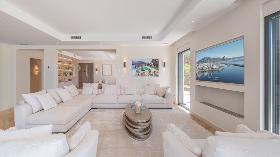 Splendide villa de quatre chambres à Artola Alta avec une vue fantastique sur la mer.