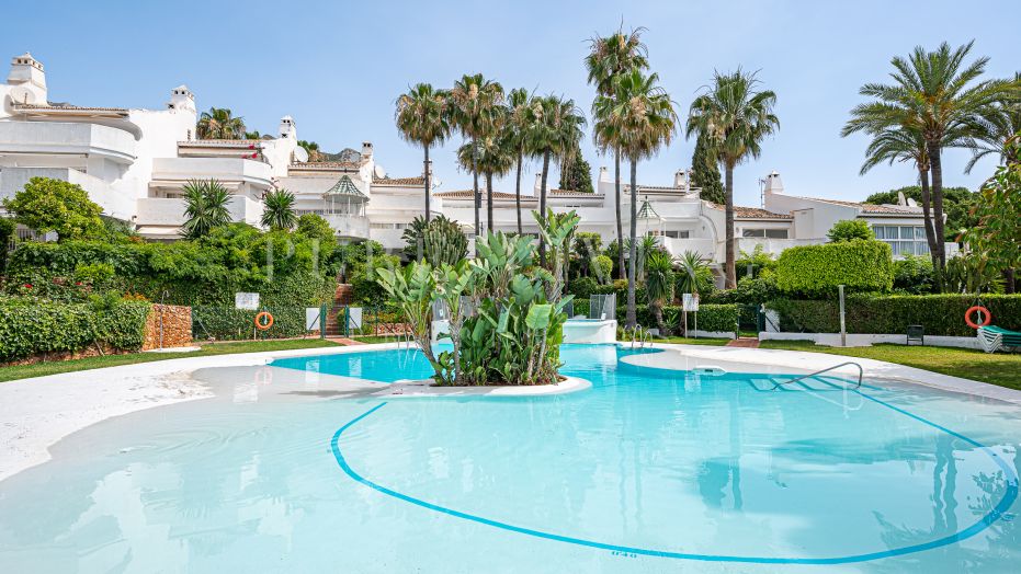 Stunning four bedroom townhouse with magical mountain and seaview in Cascada de Camojan Marbella