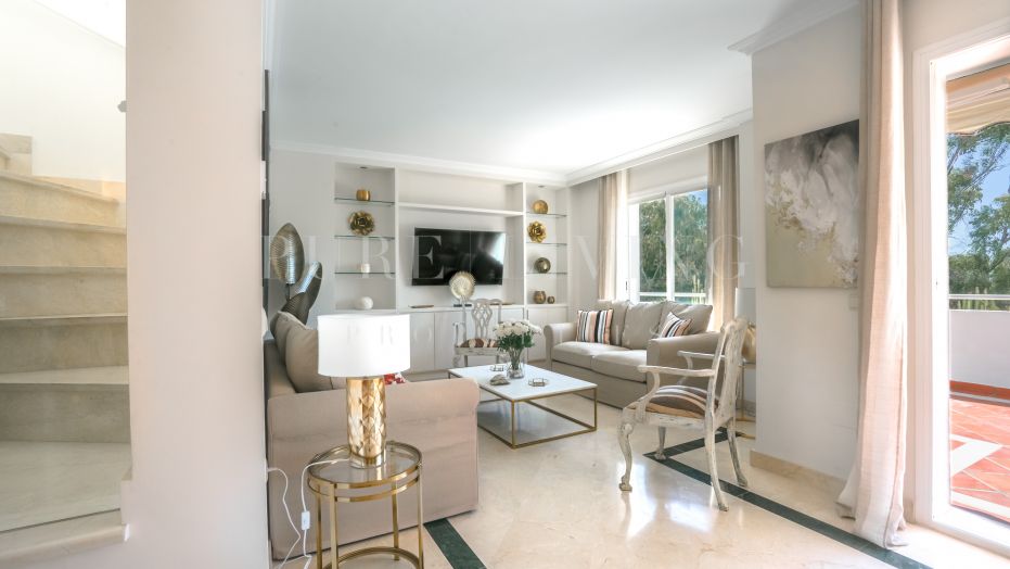 Appartement de deux chambres à coucher avec de fabuleuses vues panoramiques sur la mer et les montagnes.