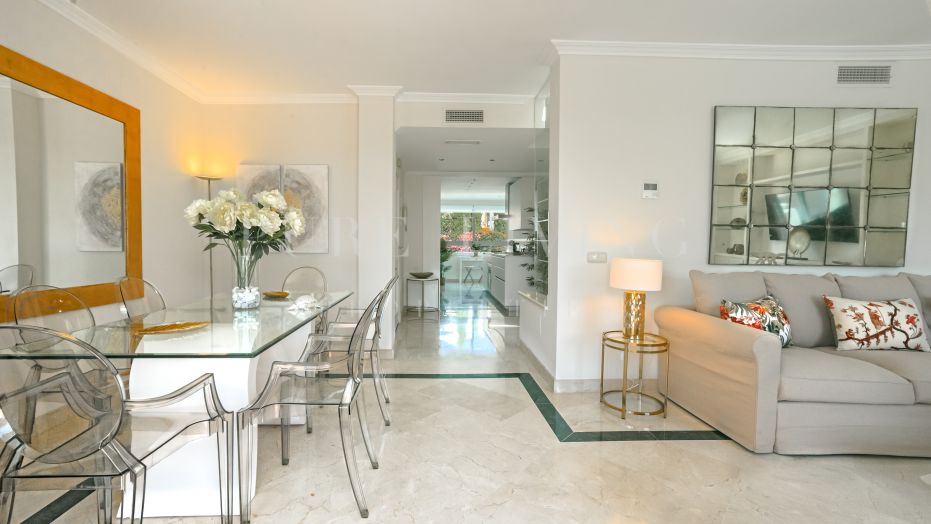 Appartement de deux chambres à coucher avec de fabuleuses vues panoramiques sur la mer et les montagnes.