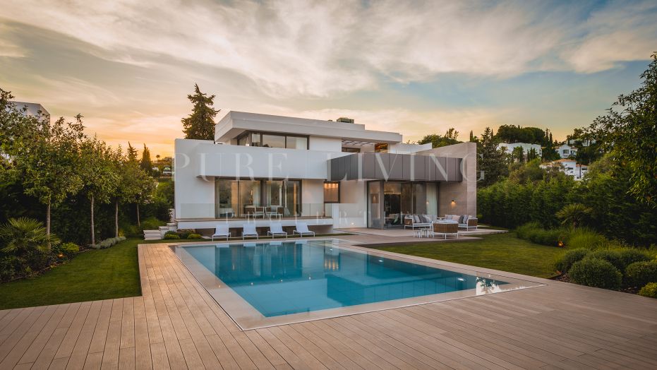 Nieuw gebouwde villa met vier slaapkamers in El Paraiso, Estepona.