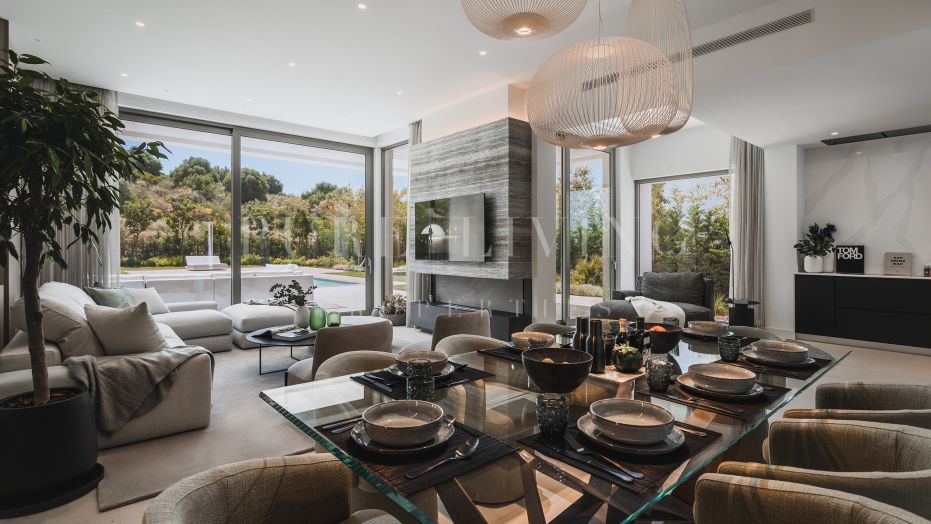 Nieuw gebouwde villa met vier slaapkamers in El Paraiso, Estepona.