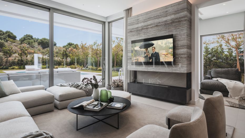 Nieuw gebouwde villa met vier slaapkamers in El Paraiso, Estepona.