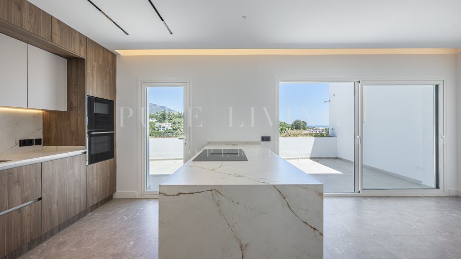 Gerenoveerd 3-slaapkamer appartement met panoramisch zeezicht gelegen in La Quinta, Benahavis