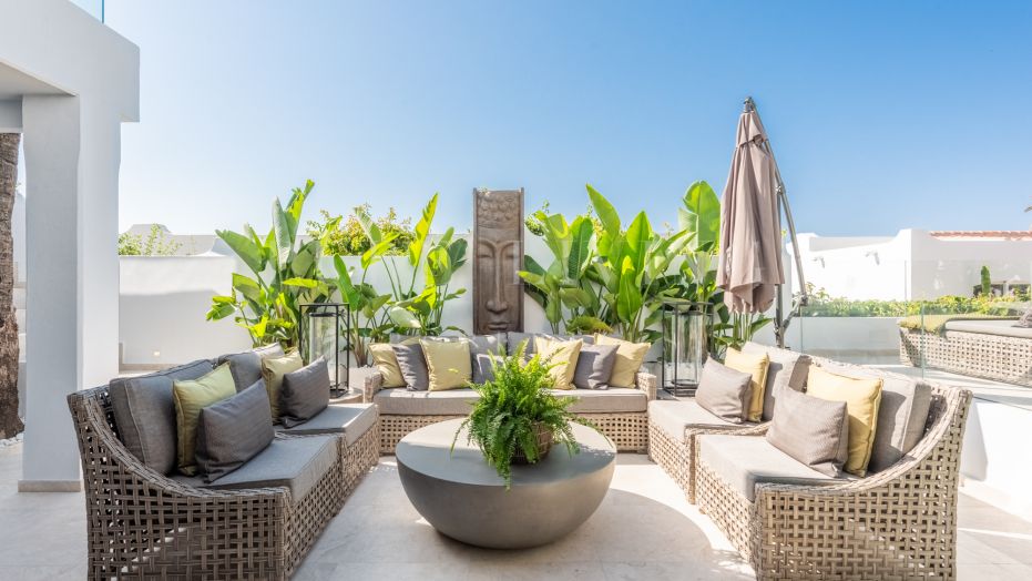Bungalow de diseño escandinavo en primera línea de playa en Oasis Club, en la prestigiosa Golden Mile de Marbella.