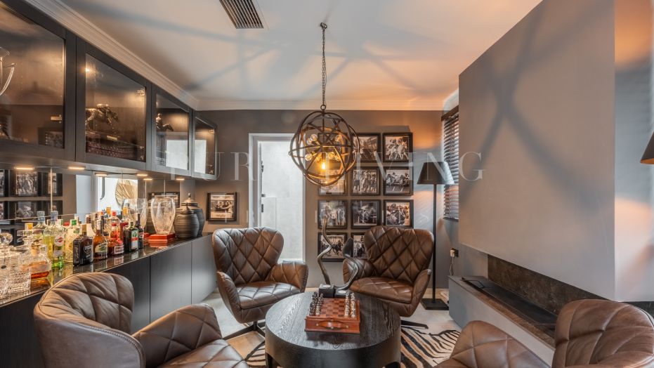 Bungalow de diseño escandinavo en primera línea de playa en Oasis Club, en la prestigiosa Golden Mile de Marbella.