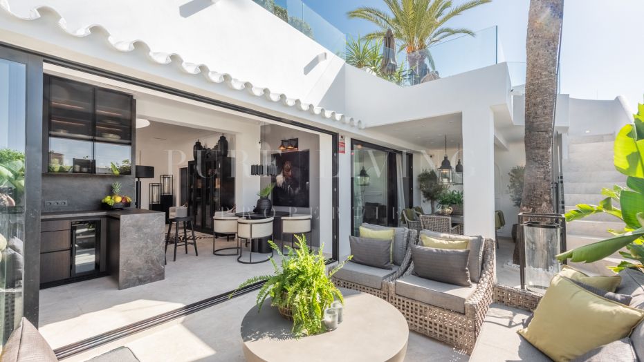 Bungalow de diseño escandinavo en primera línea de playa en Oasis Club, en la prestigiosa Golden Mile de Marbella.