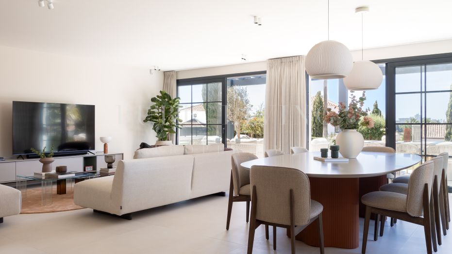 Villa Rita Elegant Contemporary Living with Panoramic Sea & Gibraltar Views in El Paraíso Alto