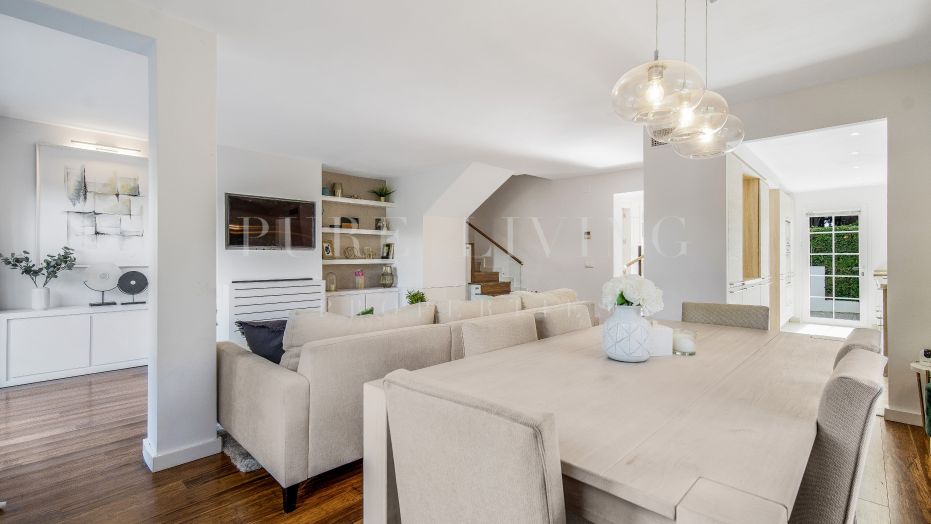 An exceptional frontline beach four bedroom townhouse in Marbellamar
