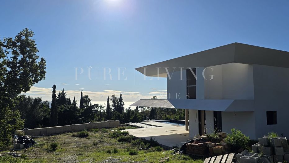 Eigentijdse luxe villa met 6 slaapkamers en zeezicht in Hacienda Las Chapas, Marbella Oost