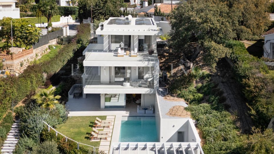 Villa de luxe de cinq chambres avec piscine privée, située à distance de marche de la plage dans le quartier prisé d’Elviria, Marbella Est.