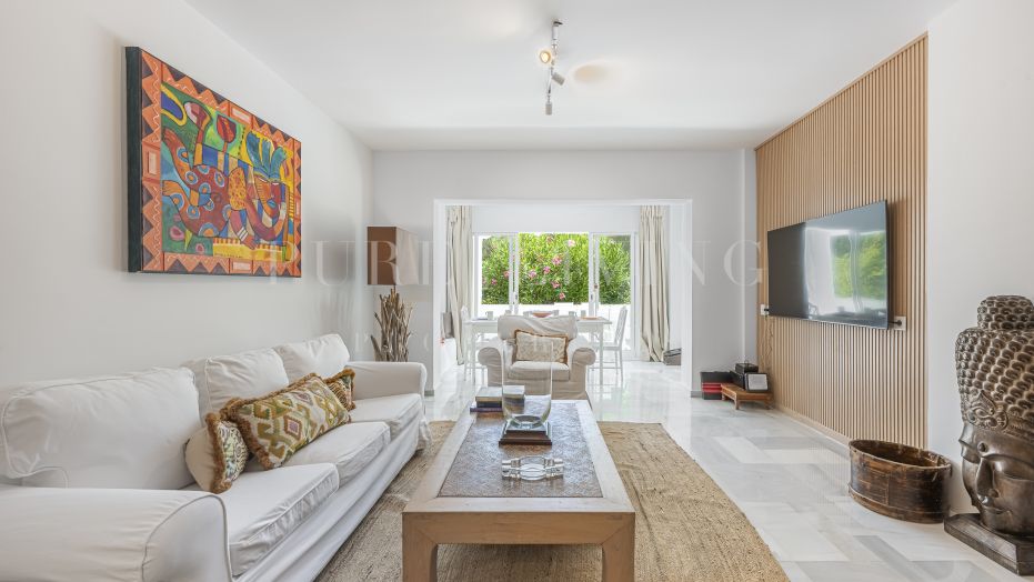 Amplio apartamento en planta baja con vistas al jardín y a la piscina ubicado en la Milla de Oro de Marbella