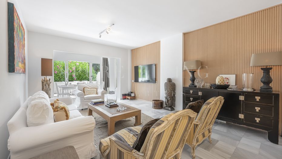 Amplio apartamento en planta baja con vistas al jardín y a la piscina ubicado en la Milla de Oro de Marbella