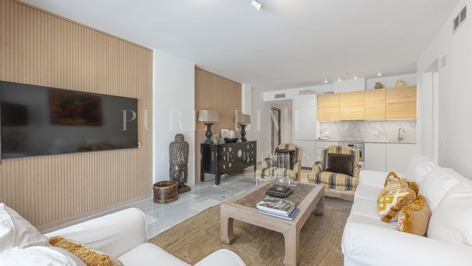 Amplio apartamento en planta baja con vistas al jardín y a la piscina ubicado en la Milla de Oro de Marbella