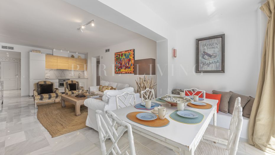 Amplio apartamento en planta baja con vistas al jardín y a la piscina ubicado en la Milla de Oro de Marbella