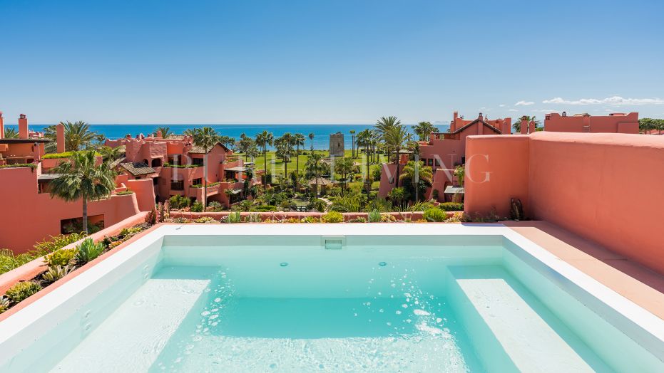 Ático Dúplex de Lujo en Primera Línea de Playa en Torre Bermeja, Estepona