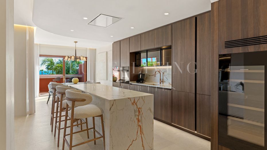 Ático Dúplex de Lujo en Primera Línea de Playa en Torre Bermeja, Estepona