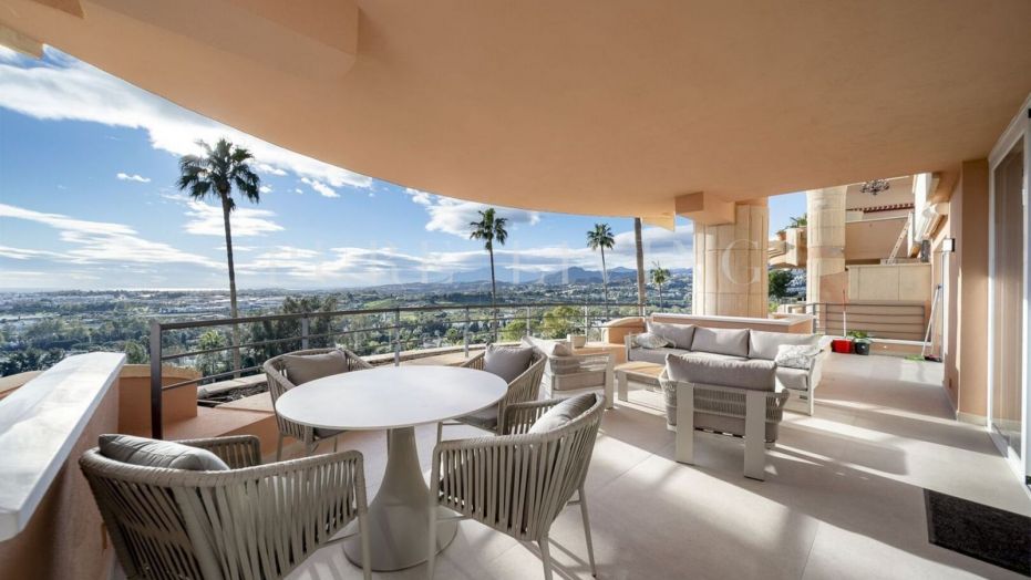 Verfijnd luxe appartement met adembenemend uitzicht op de Middellandse Zee, gelegen op een toplocatie in Nueva Andalucía.