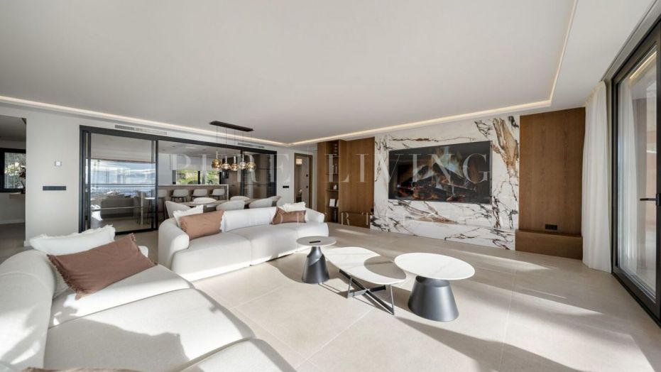Verfijnd luxe appartement met adembenemend uitzicht op de Middellandse Zee, gelegen op een toplocatie in Nueva Andalucía.