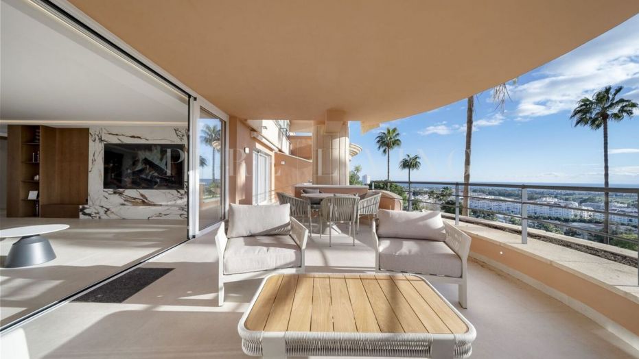 Verfijnd luxe appartement met adembenemend uitzicht op de Middellandse Zee, gelegen op een toplocatie in Nueva Andalucía.