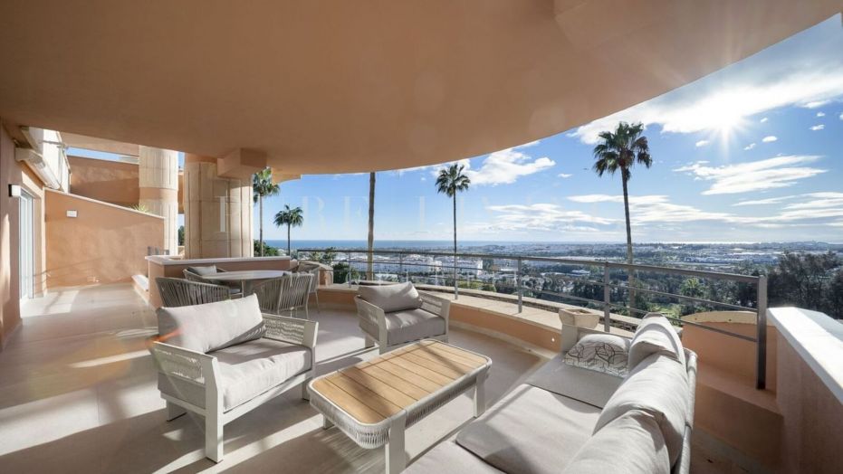 Verfijnd luxe appartement met adembenemend uitzicht op de Middellandse Zee, gelegen op een toplocatie in Nueva Andalucía.