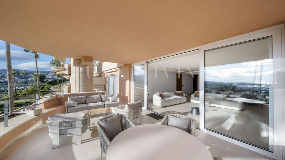Verfijnd luxe appartement met adembenemend uitzicht op de Middellandse Zee, gelegen op een toplocatie in Nueva Andalucía.