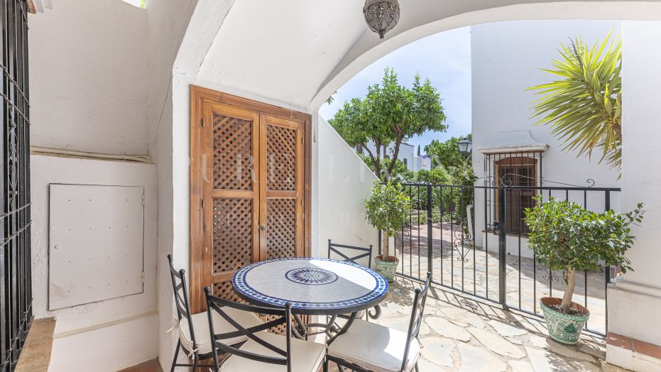 A spacious ground floor three bedroom apartment in Señorio de Marbella
