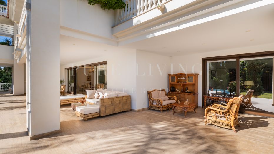 Uitzonderlijke, nieuw gebouwde luxe villa met 7 slaapkamers aan het strand, gelegen in Casasola, Marbella Oost.