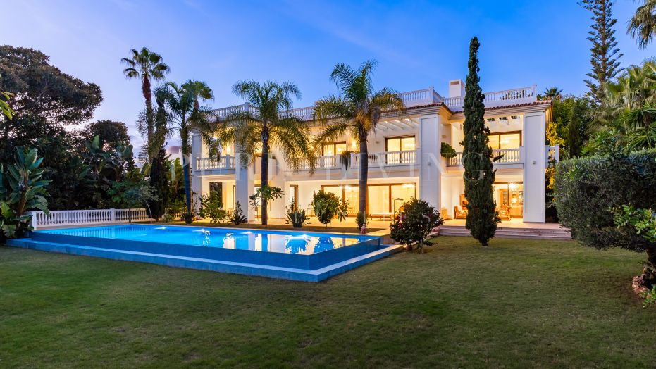 Uitzonderlijke, nieuw gebouwde luxe villa met 7 slaapkamers aan het strand, gelegen in Casasola, Marbella Oost.