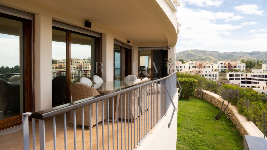 Superbe appartement de 3 chambres avec vues panoramiques inégalées, situé à Altos de Los Monteros, Marbella Est