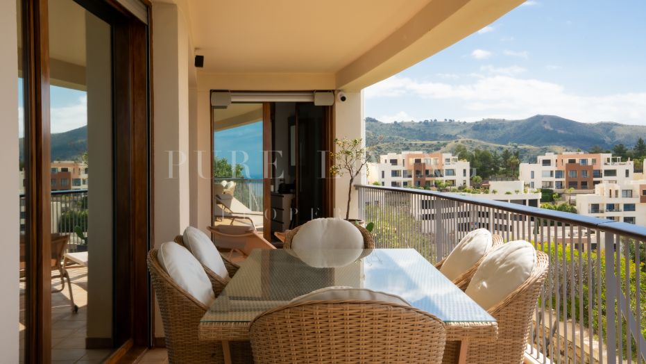 Superbe appartement de 3 chambres avec vues panoramiques inégalées, situé à Altos de Los Monteros, Marbella Est