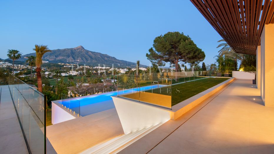Villa Contemporánea junto al Golf en Nueva Andalucía, Marbella