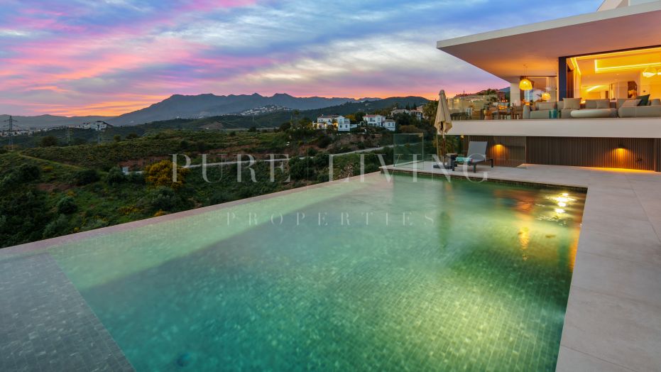 Villa Contemporánea con Vistas Panorámicas al Mar y la Montaña en El Rosario, Marbella Este