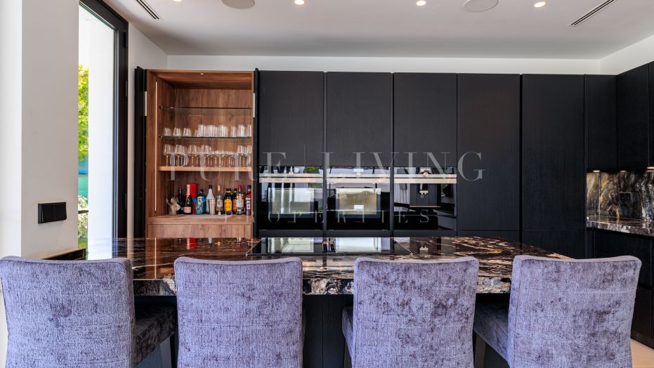 Elegant Modern Villa in a Prime Golden Mile Location