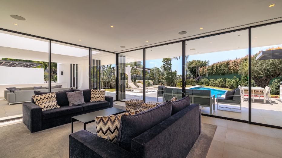 Elegant Modern Villa in a Prime Golden Mile Location