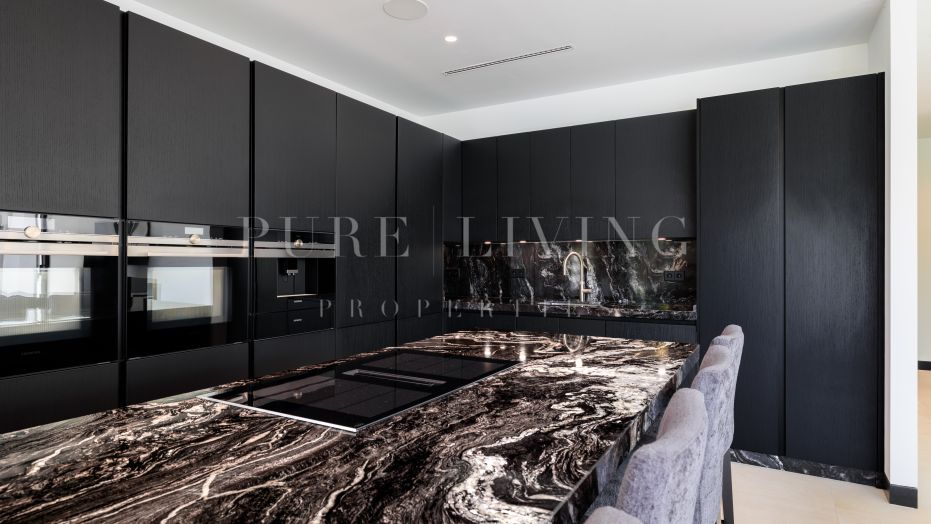 Elegant Modern Villa in a Prime Golden Mile Location