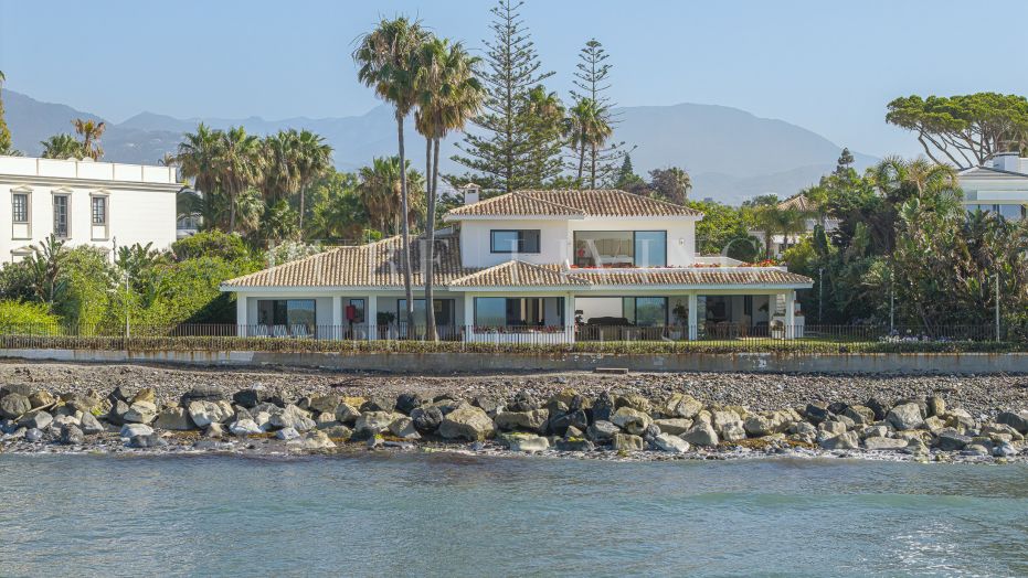 Villa de luxe en front de mer dans le prestigieux quartier de Casasola