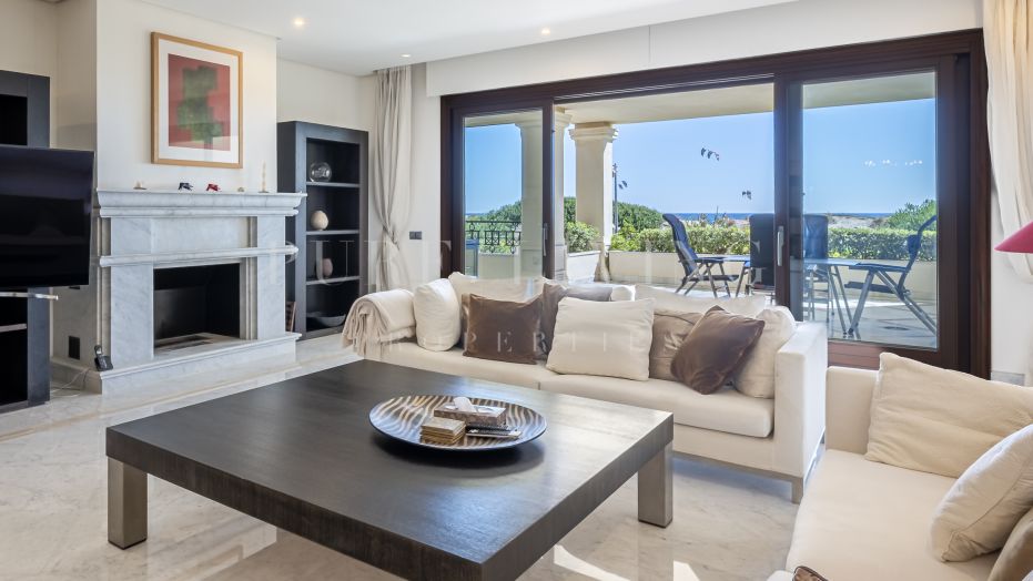 Exclusieve woning aan het strand met 3 slaapkamers in de strandgemeenschap Los Monteros.