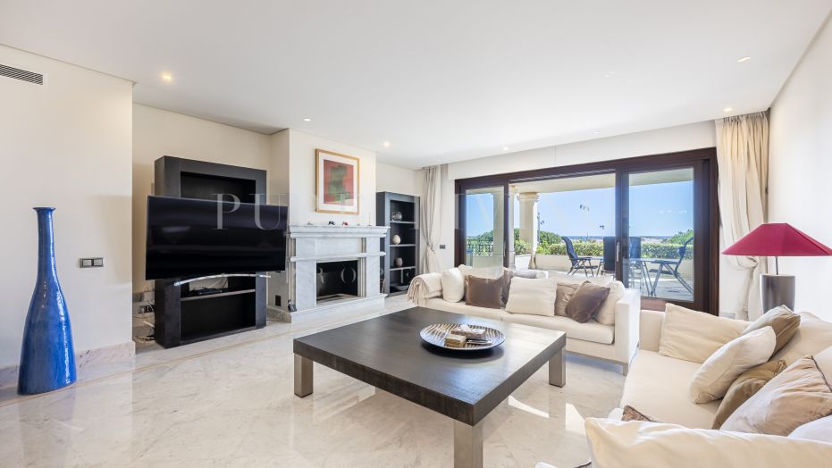 Exclusieve woning aan het strand met 3 slaapkamers in de strandgemeenschap Los Monteros.