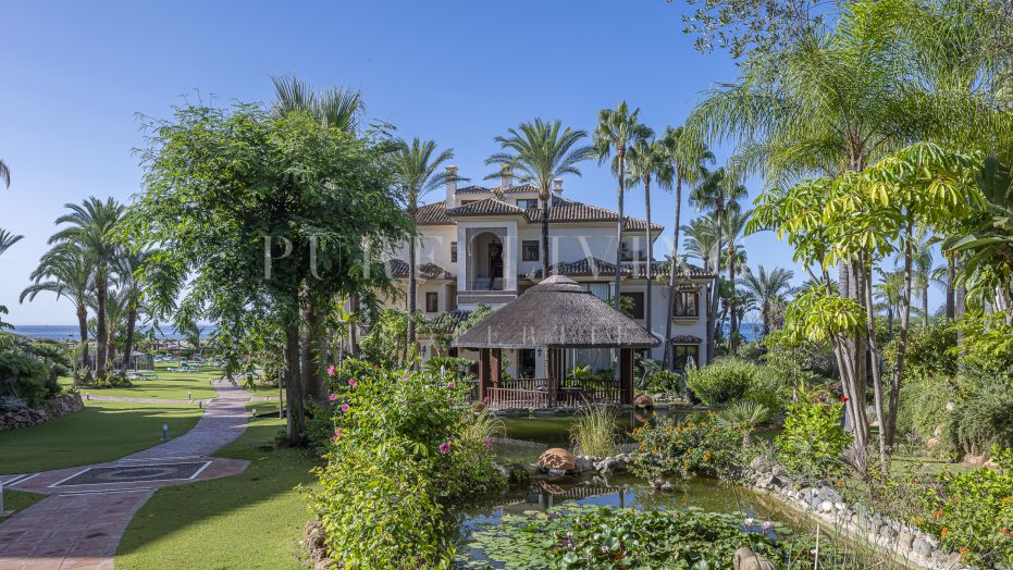 Exclusieve woning aan het strand met 3 slaapkamers in de strandgemeenschap Los Monteros.